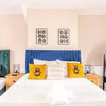 Newly Renovated Coach House By Prescott Apartments *