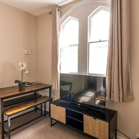 Newly Renovated Coach House By Prescott Apartments * Bristol