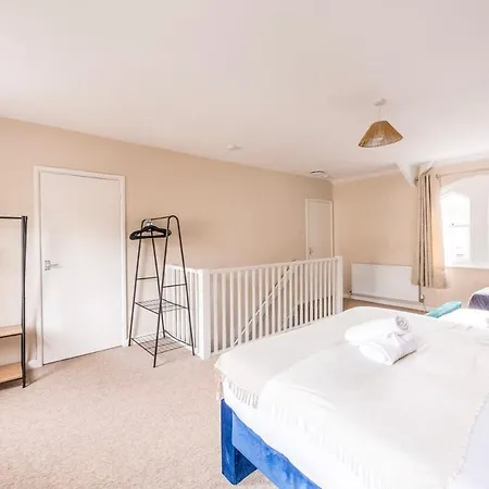 Newly Renovated Coach House By Prescott Apartment Bristol