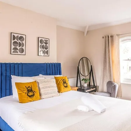 Newly Renovated Coach House By Prescott Apartment Bristol