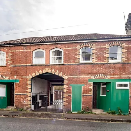 Newly Renovated Coach House By Prescott Apartment Bristol