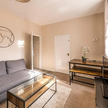 Newly Refurbished Coach House By Prescott Apartment