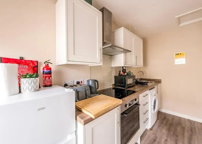 Newly Refurbished Coach House By Prescott Apartment *