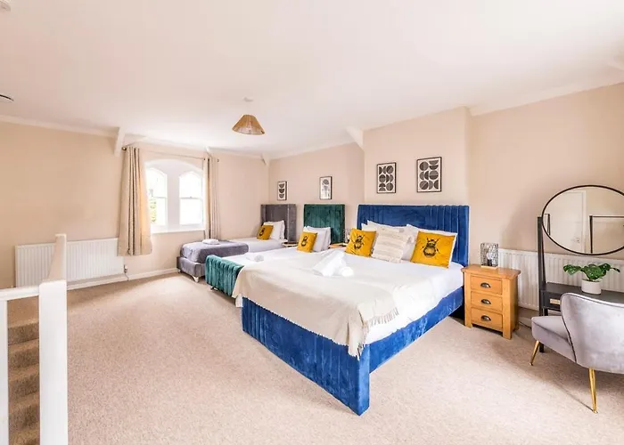 Newly Refurbished Coach House By Prescott Apartment