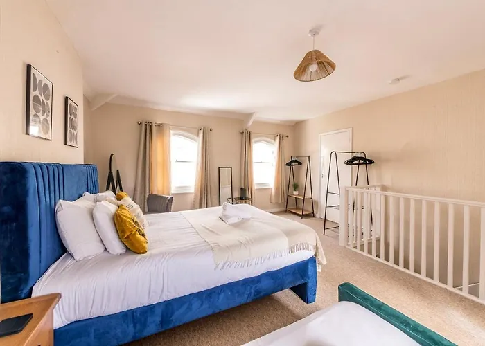 Newly Refurbished Coach House By Prescott Apartment *