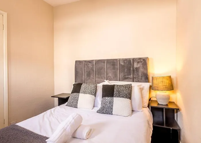 Newly Refurbished Coach House By Prescott Apartment