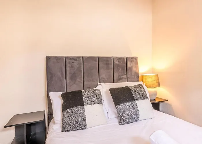 Newly Refurbished Coach House By Prescott Apartment *