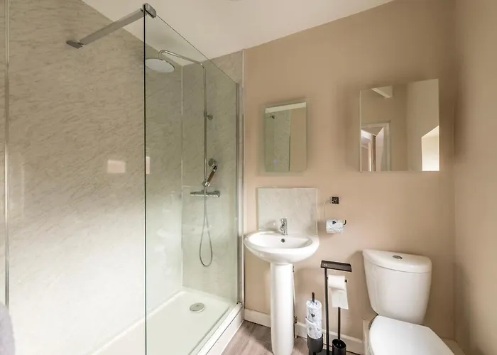 Newly Refurbished Coach House By Prescott Apartment