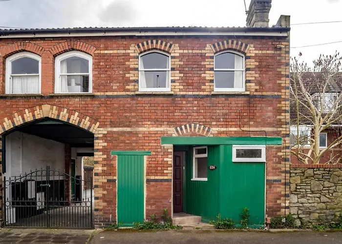 Newly Refurbished Coach House By Prescott Apartment