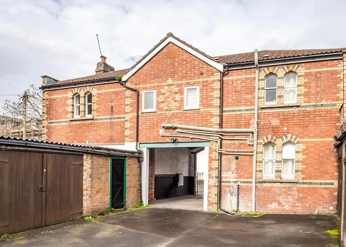 Newly Refurbished Coach House By Prescott Apartment *