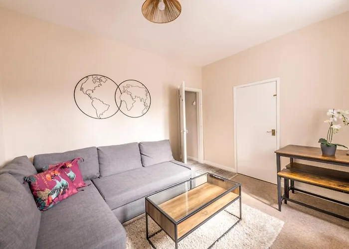 Newly Refurbished Coach House By Prescott Apartment